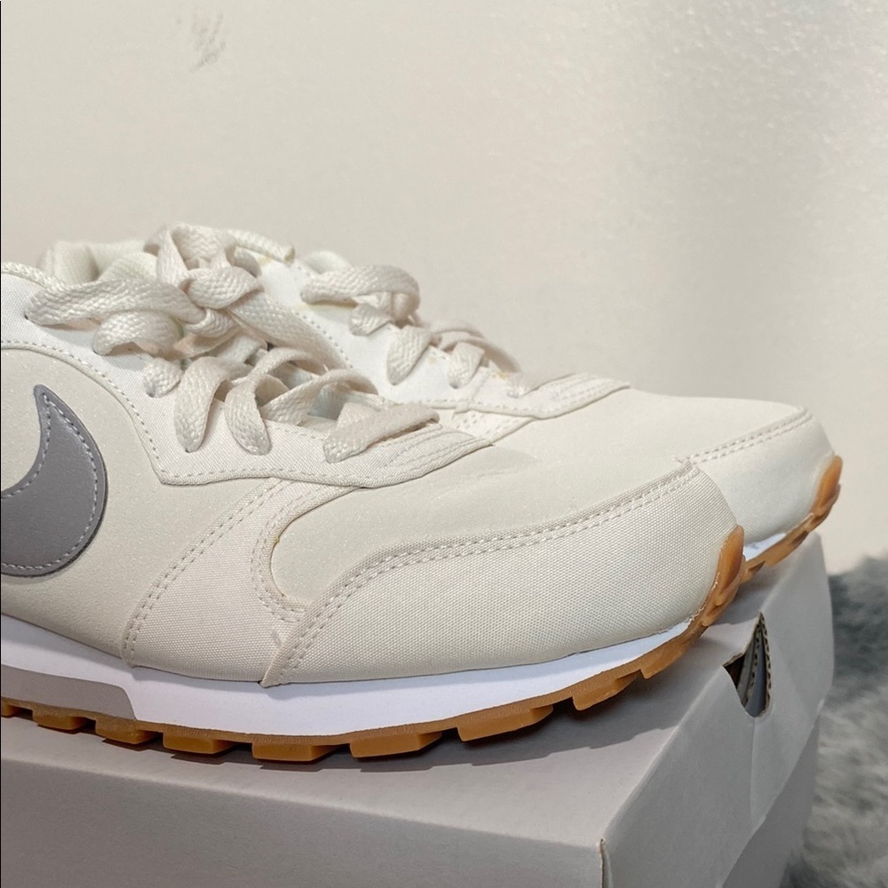 - Nike MD RUNNER 2 size 8.5 Off-White and Light Gray Sneakers like new - Picture 9 of 9
